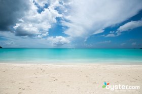 Ruhig, klar, und das seichte Wasser am Strand, ideal zum Schwimmen